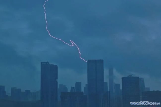 深圳暴雨中惊现“水龙卷” 激勉市民热议